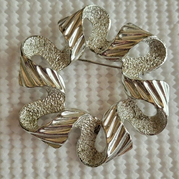 Sarah Coventry Signed Ribbon Textured Silvertone Wreath Brooch - Picture 1 of 5